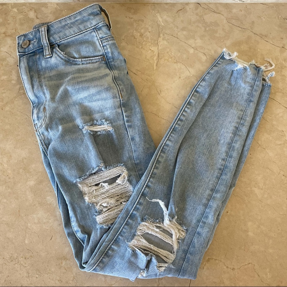 American Eagle light wash ripped super skinny jean